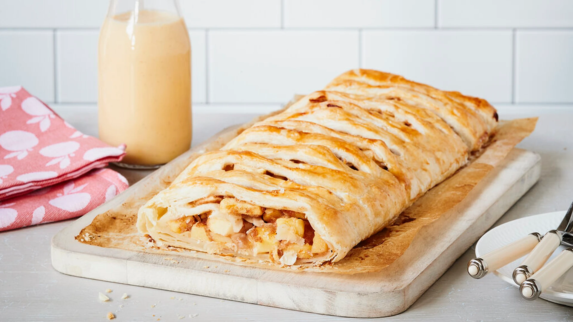 Strudel de manzana al estilo vienés recién preparado con almendras, pasas, canela, azúcar de vainilla y ron.